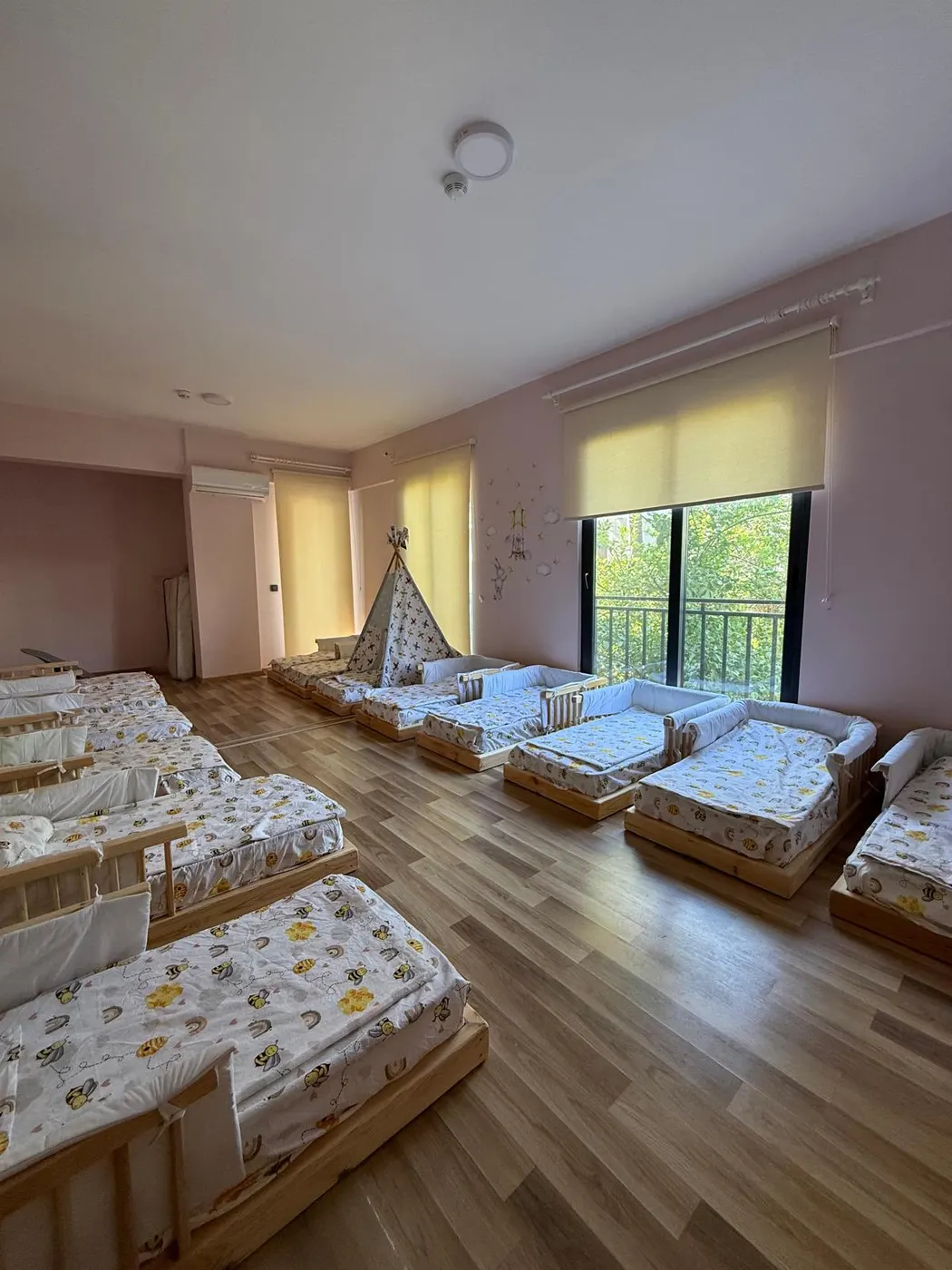 Çocuklar için kişisel yatakların bulunduğu uyku odası