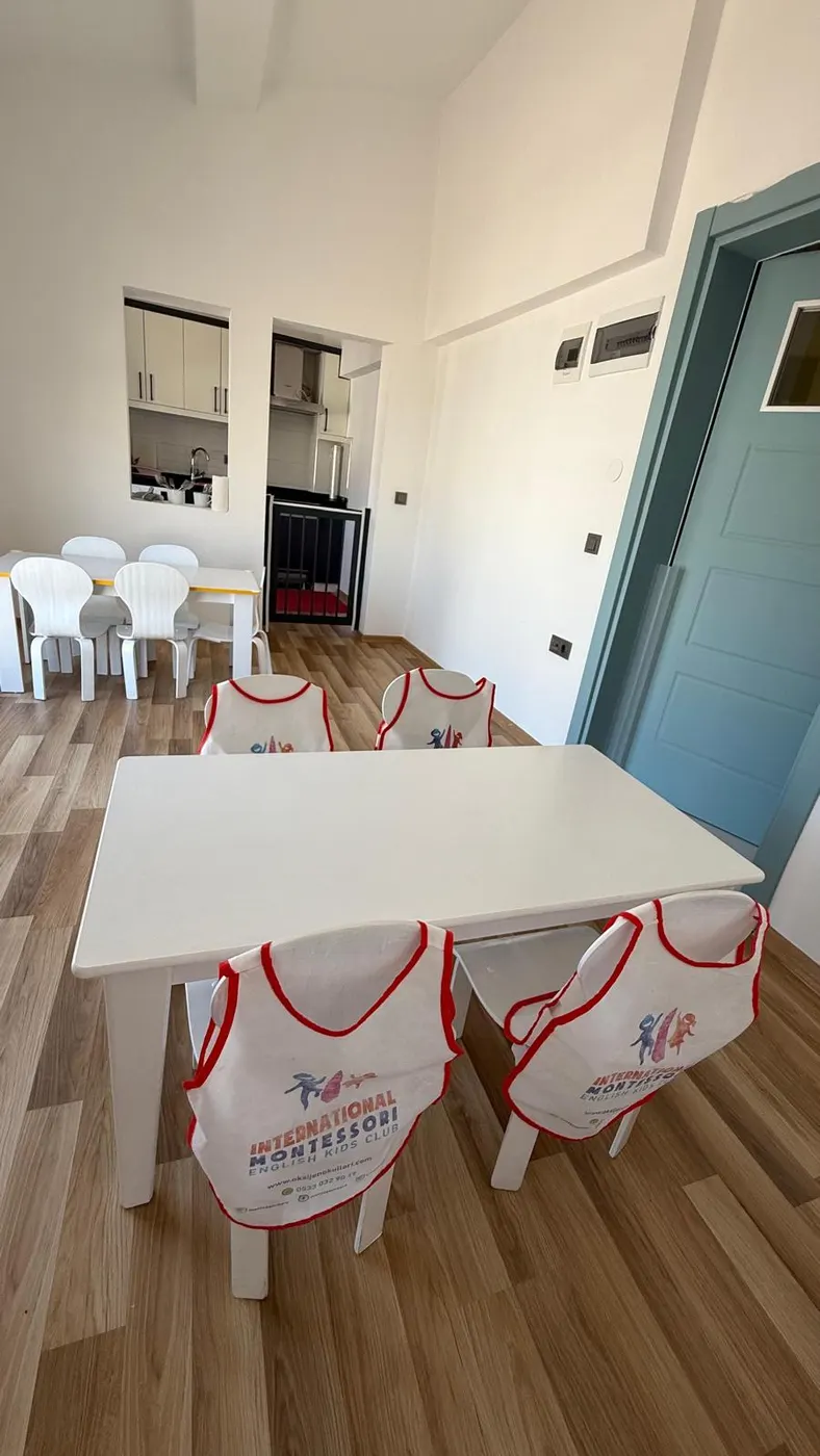 Çocuk ölçülerine uygun masa ve sandalyelerin bulunduğu yemekhane